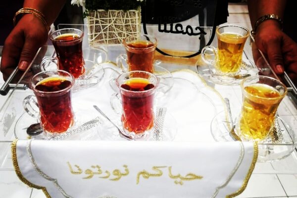 ضيافة فلبينيات تقدم القهوة والشاي في مناسبة بالكويت – خدمة راقية وأسلوب أنيق